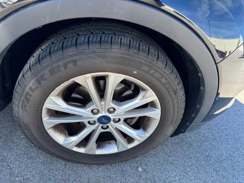 Used 2017 Ford Escape SE w/ Equipment Group 201A image 4