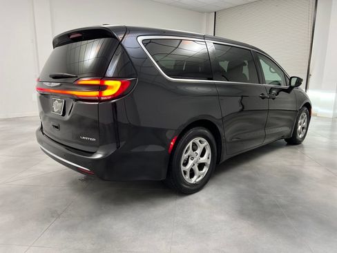 Used 2024 Chrysler Pacifica Limited FWD image 9
