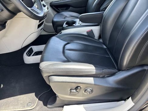 Used 2023 Chrysler Pacifica Touring-L FWD image 21