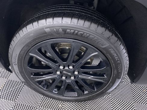 Used 2023 GMC Acadia SLE w/ Driver Convenience Package image 14