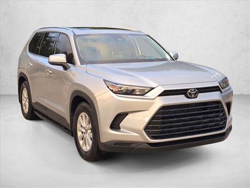 Used 2025 Toyota Grand Highlander FWD image 3
