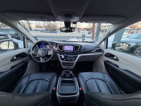 Used 2017 Chrysler Pacifica Touring-L image 26