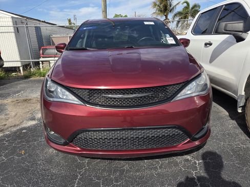 Used 2019 Chrysler Pacifica Touring Plus w/ S Appearance Package image 2