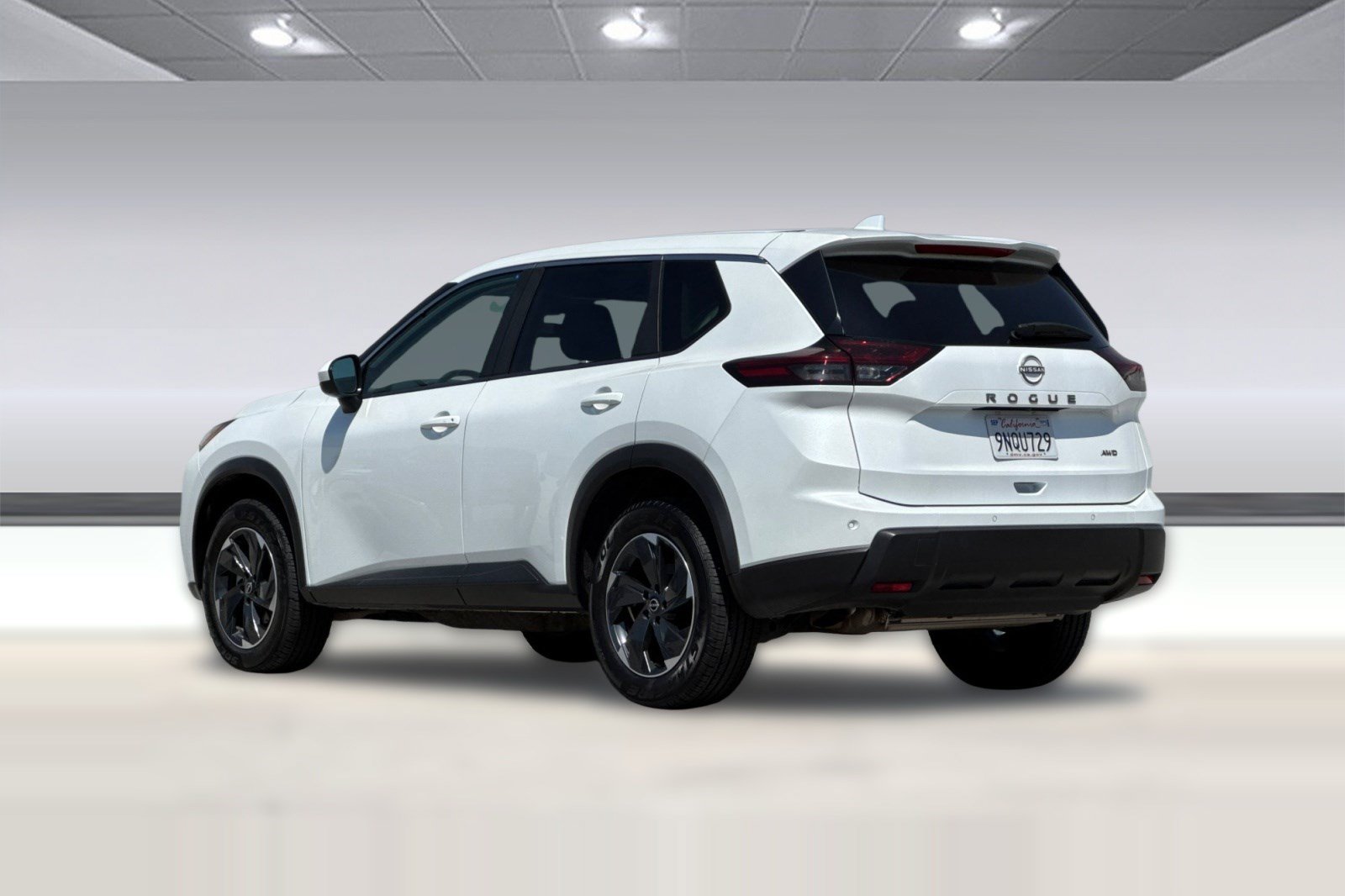 Used 2025 Nissan Rogue SV AWD/4WD image 3