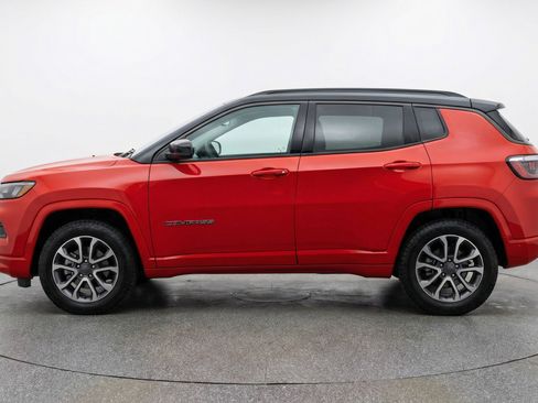 Used 2025 Jeep Compass Trailhawk image 5