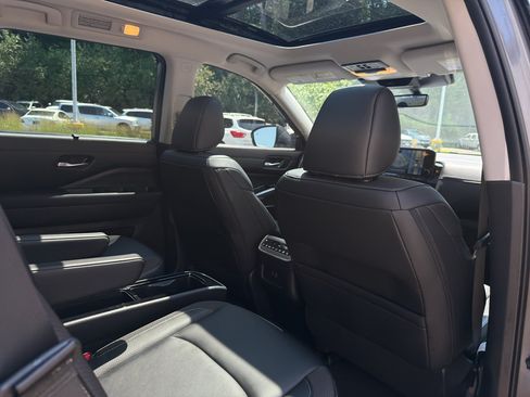 Used 2025 Nissan Pathfinder SL w/ SL Premium Package FWD image 19