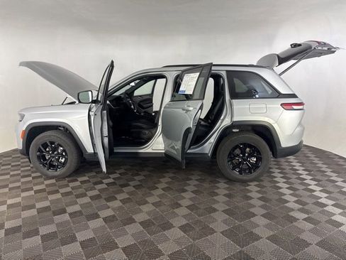Used 2025 Jeep Grand Cherokee Altitude AWD/4WD image 11
