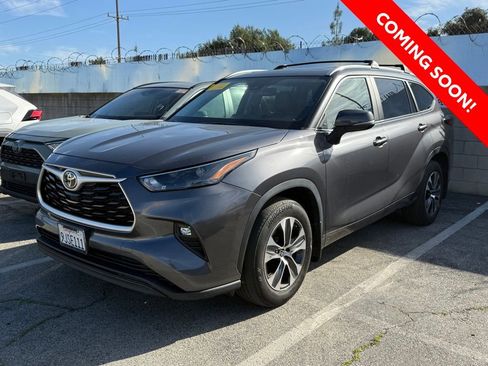 Used 2023 Toyota Highlander XLE image 3