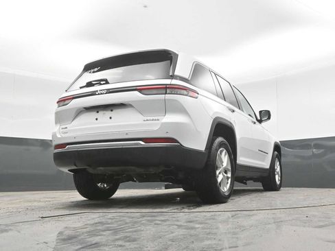 Used 2023 Jeep Grand Cherokee Laredo AWD/4WD image 33