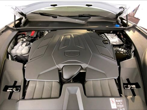 Used 2025 Porsche Cayenne image 32