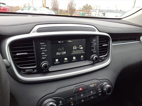 Used 2019 Kia Sorento L image 10