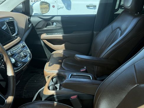Used 2018 Chrysler Pacifica Limited w/ Tire & Wheel Group FWD image 5