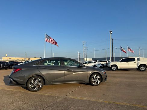 Used 2025 Hyundai Elantra SEL FWD image 24