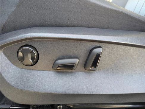 Used 2024 Volkswagen Tiguan SE image 11