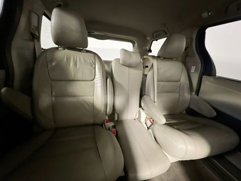 Used 2018 Toyota Sienna XLE image 33