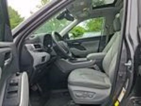 Used 2024 Toyota Highlander XLE AWD/4WD image 10