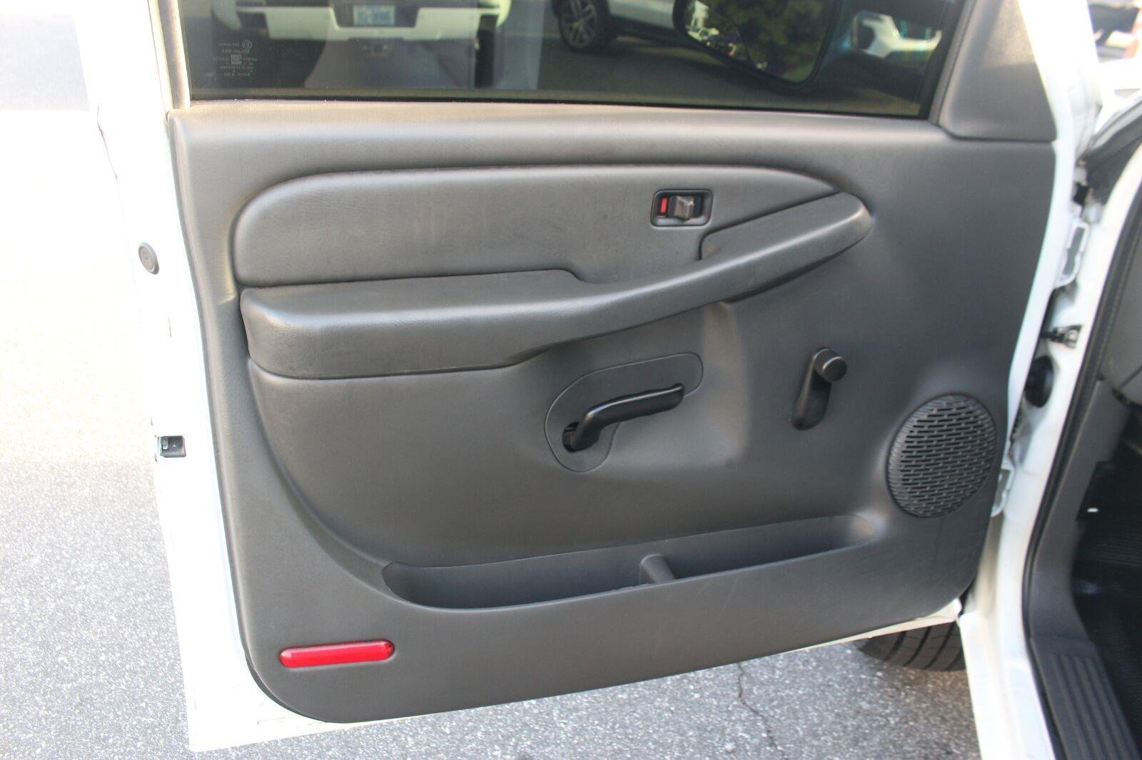 Used 2007 Chevrolet Silverado 2500 W/T w/ Heavy-Duty Power Package AWD/4WD image 13