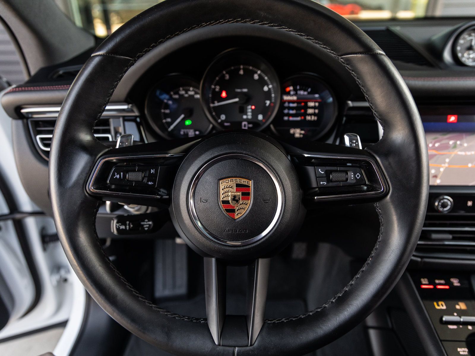 Certified 2023 Porsche Macan AWD/4WD image 30