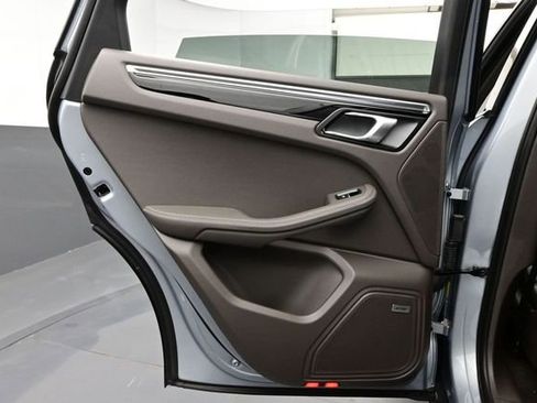 Certified 2025 Porsche Macan AWD/4WD image 13