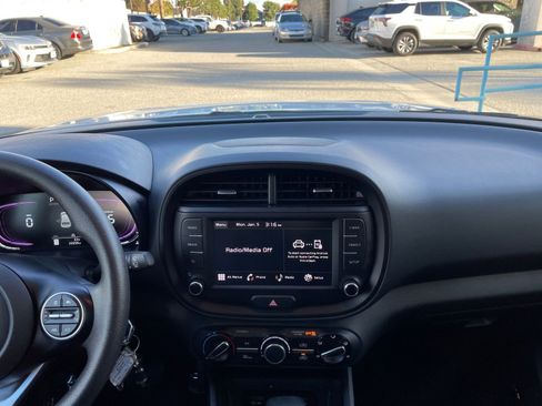 Used 2025 Kia Soul LX w/ LX Technology Package image 18