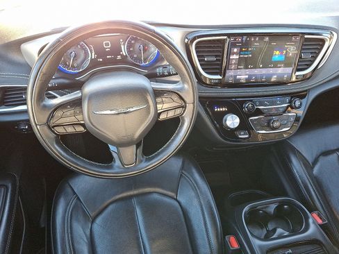 Certified 2022 Chrysler Pacifica Touring-L w/ S Appearance Package image 12