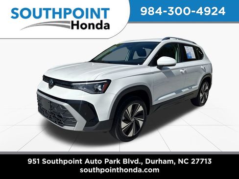 Used 2025 Volkswagen Taos SE AWD/4WD image 3