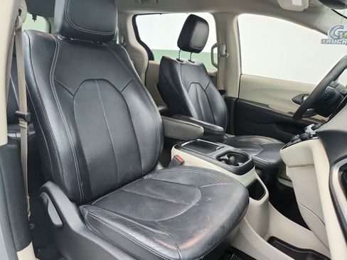 Used 2022 Chrysler Pacifica Touring-L FWD image 26