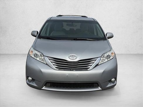 Used 2016 Toyota Sienna XLE image 2