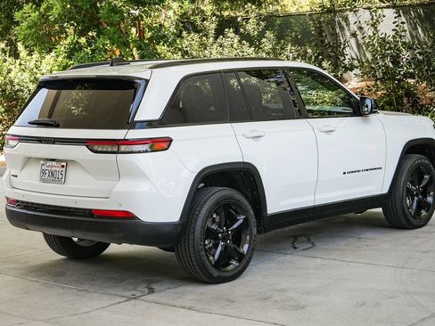 Used 2023 Jeep Grand Cherokee Altitude AWD/4WD image 6
