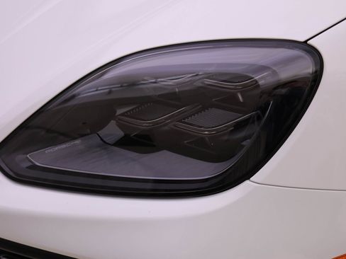 Used 2025 Porsche Cayenne AWD/4WD image 24