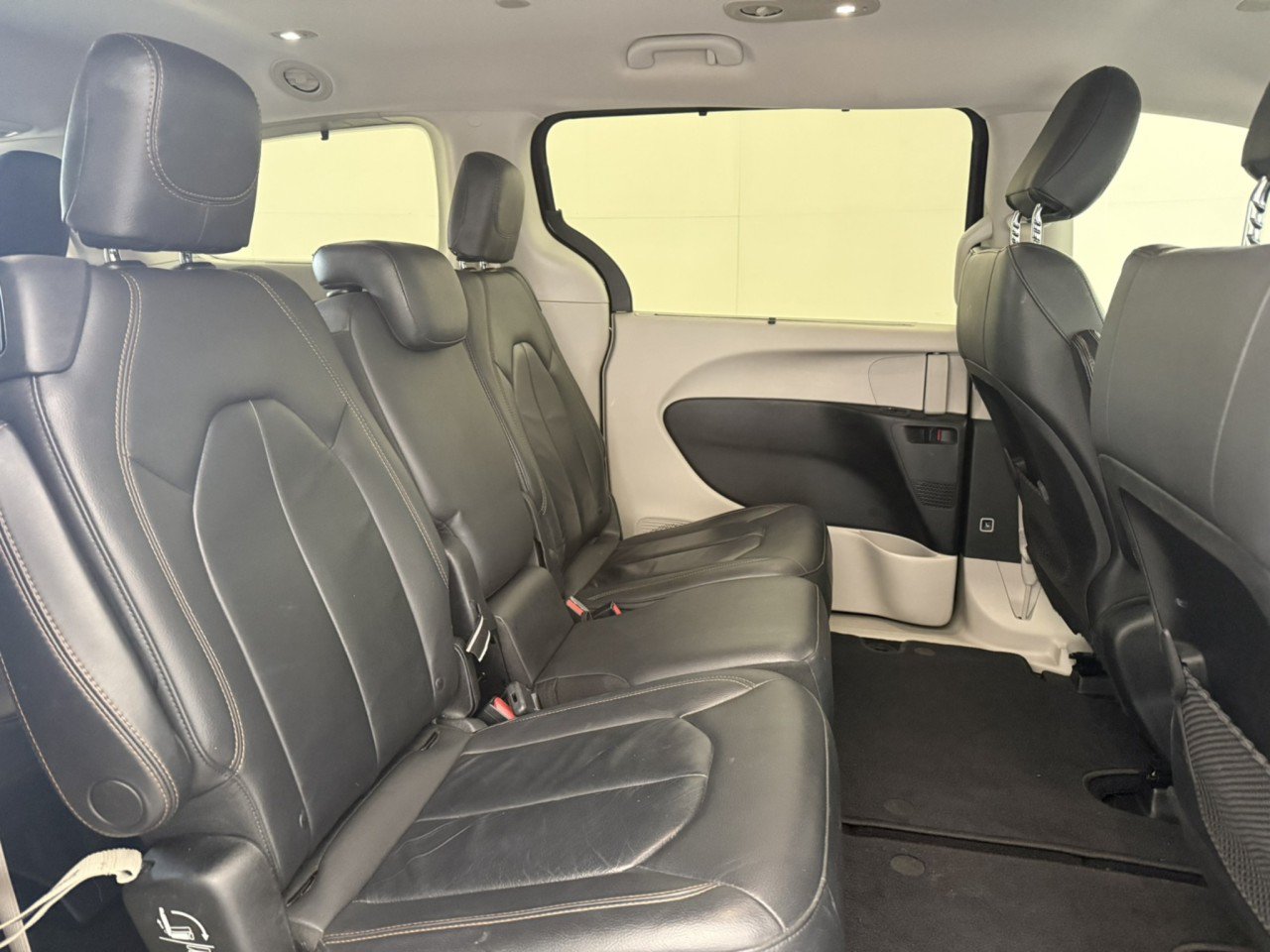 Used 2017 Chrysler Pacifica Touring-L w/ Tire & Wheel Group FWD image 13