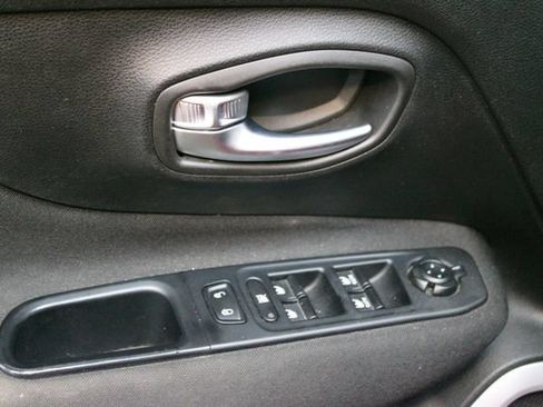 Used 2018 Jeep Renegade Latitude w/ Cold Weather Group AWD/4WD image 16