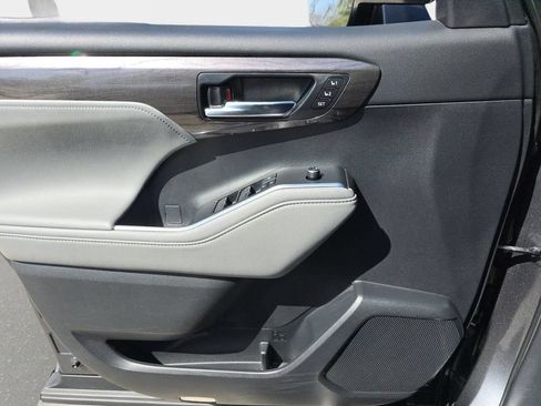Used 2021 Toyota Highlander Limited FWD image 22