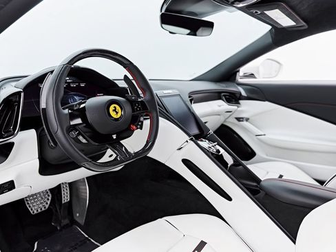 Used 2022 Ferrari Roma RWD image 2