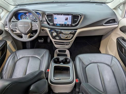 Certified 2022 Chrysler Pacifica Touring-L image 19