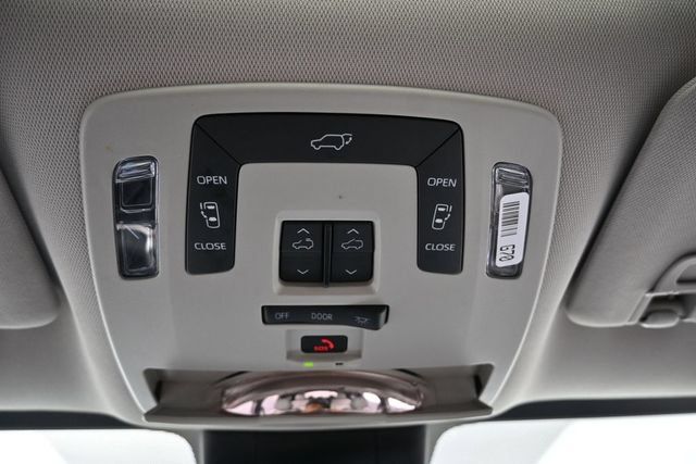 Used 2025 Toyota Sienna XLE FWD image 23