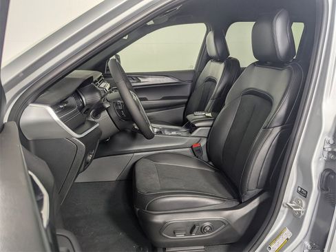 New 2025 Jeep Grand Cherokee Altitude image 13