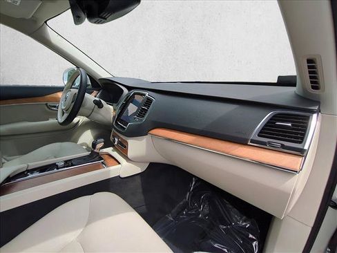 Used 2022 Volvo XC90 T6 Momentum AWD/4WD image 26