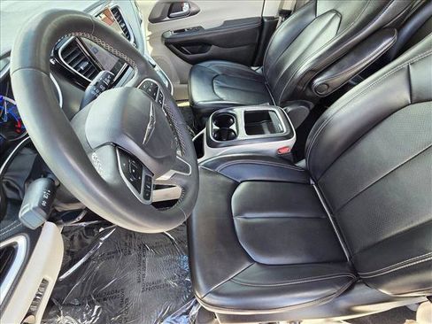 Used 2023 Chrysler Pacifica Touring-L FWD image 14