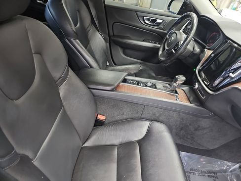 Used 2021 Volvo S60 T6 Momentum image 10