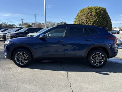 Used 2024 Chevrolet Trax LT w/ LT Convenience Package image 2