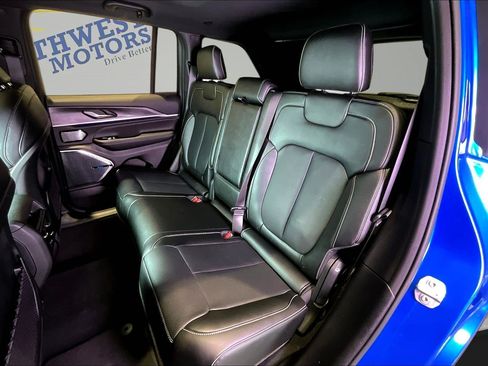 Used 2022 Jeep Grand Cherokee Overland AWD/4WD image 23