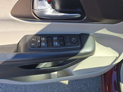 Used 2017 Chrysler Pacifica Touring-L Plus w/ Tire & Wheel Group FWD image 11