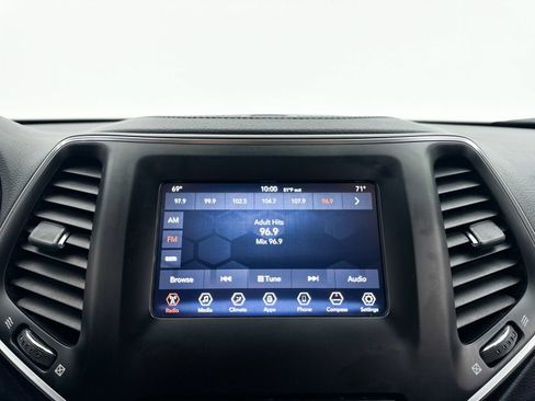 Used 2019 Jeep Cherokee Latitude Plus w/ Comfort/Convenience Group AWD/4WD image 22