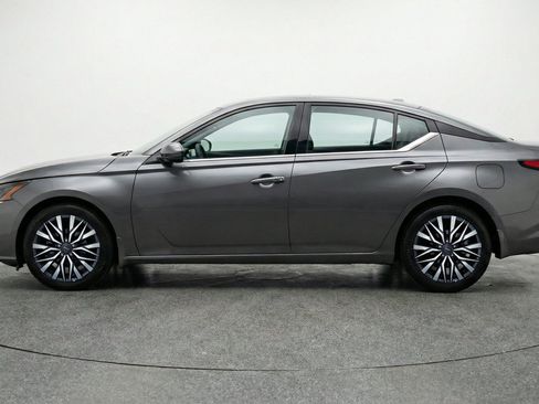Used 2025 Nissan Altima 2.5 SV FWD image 5