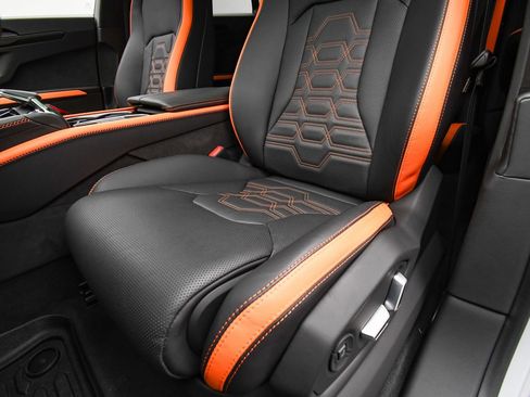 Used 2025 Lamborghini Urus SE image 54