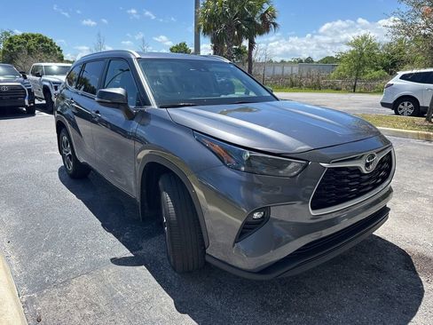 Used 2023 Toyota Highlander XLE image 2