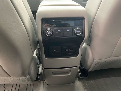 Used 2021 GMC Acadia SLT image 18