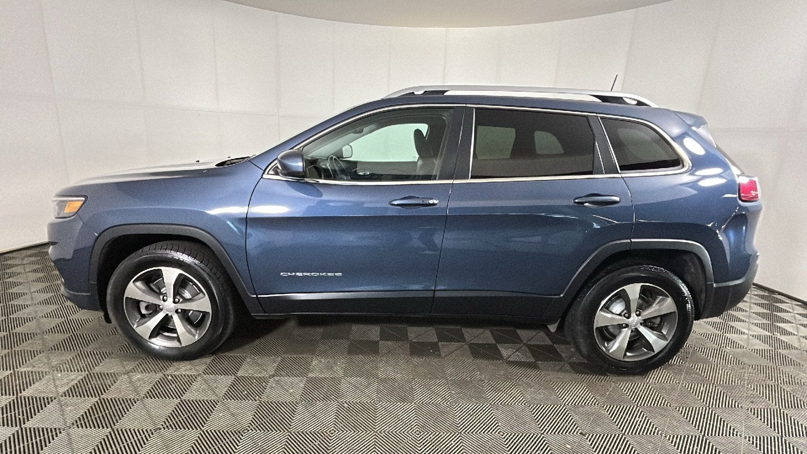 Used 2020 Jeep Cherokee Limited AWD/4WD image 7