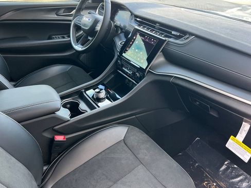 New 2025 Jeep Grand Cherokee Altitude image 14